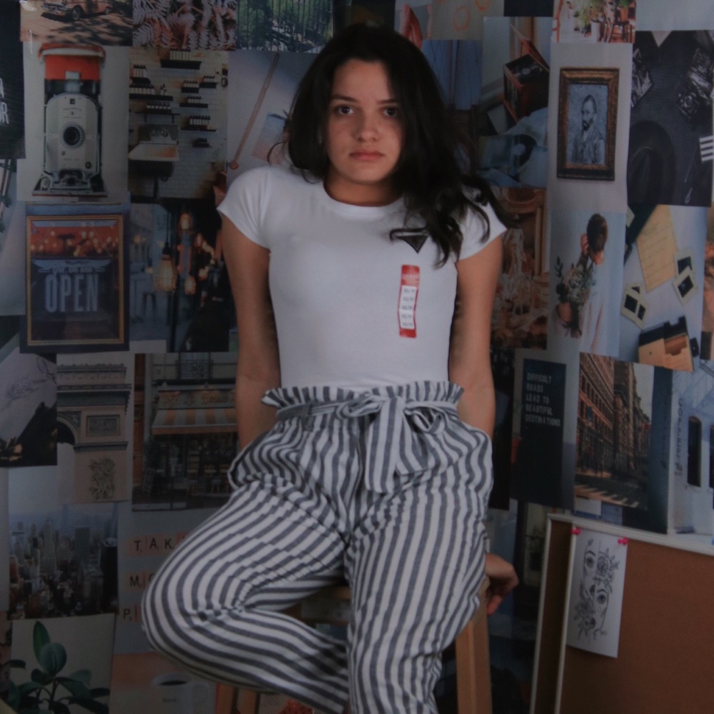 Plain white t-shirt w/ stripe details on sides
